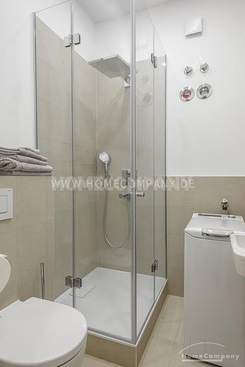 Kernsanierte und hochwertig möblierte 4-Zimmer-Wohnung mit Balkon – 4b985f4cbbfa79043c56392a6f7f6ea0edb39fca.jpg