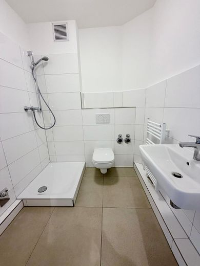 1 odalı daire: yüksek kaliteli yenilenmiş, yeni kaliteli ankastre mutfak, yeni banyo ve park yeri dahil – Duschbad