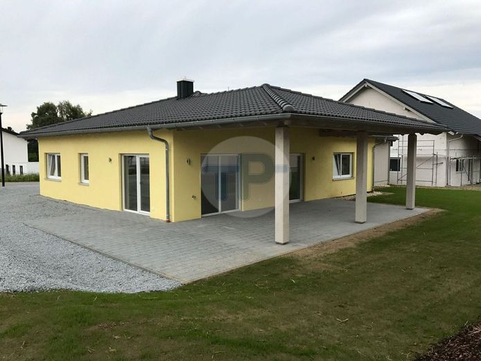 RESERVIERT! WALMDACHBUNGALOW MIT GARAGE UND CARPORT IN TRAUMHAFTER SIEDLUNGSRANDLAGE – Ansicht 1