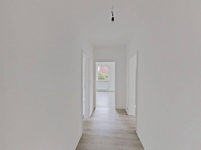 Helle 3-Zi.-Whg. mit Wannenbad in fußläufiger Nähe zum Stadtzentrum – Flur