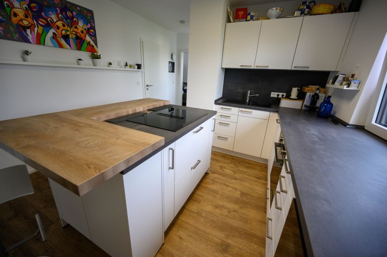 Moderne, großzügig geschnittene,lichtdurchflutete Wohnung in Architektenhaus – Küche
