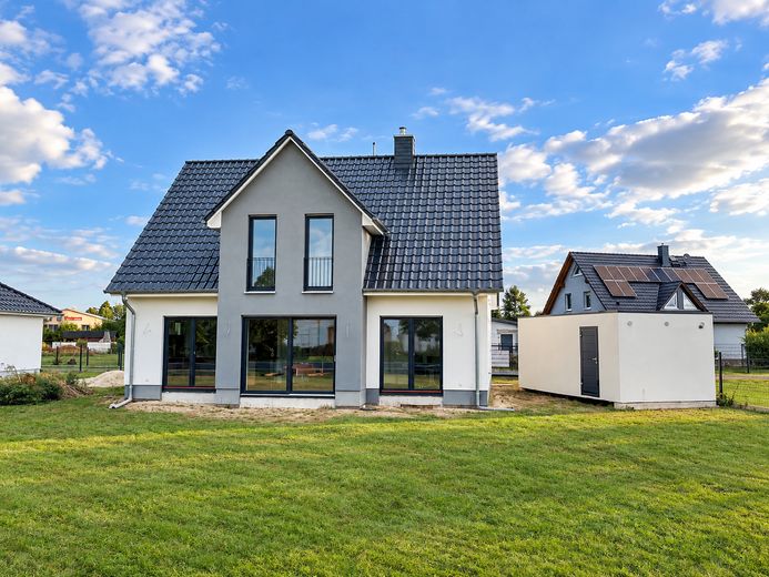 Jetzt zum Vorteilspreis: Modernes Landhaus inkl. Grundstück & Einbauküche – Terrasse und Garten