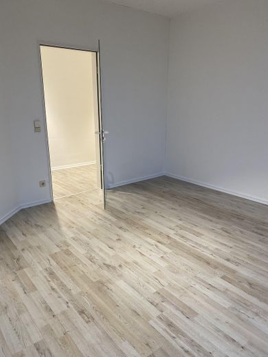 3-кімнатна квартира з вбудованою кухнею, ванною, великим балконом – Schlafzimmer 2