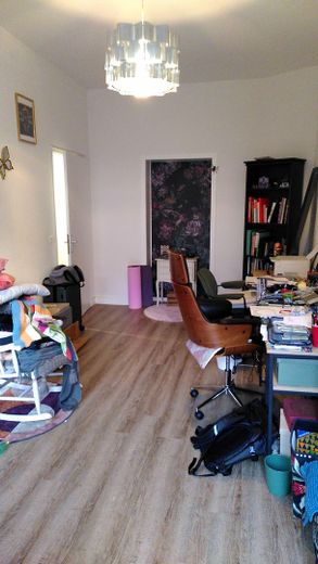 Großzügige Wohnung mit Hinterhof-Terrasse in Bahnhofsnähe – Durchgangszimmer (=> Terrasse)