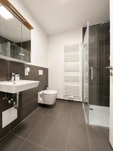 Neuwertige 3-Zimmer-Wohnung mit Balkon, zwei Bädern & TG-Stellplatz – Bad 1