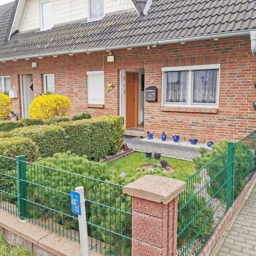 Gepflegte Doppelhaushälfte mit nordischem Flair – Haus mit Vorgarten