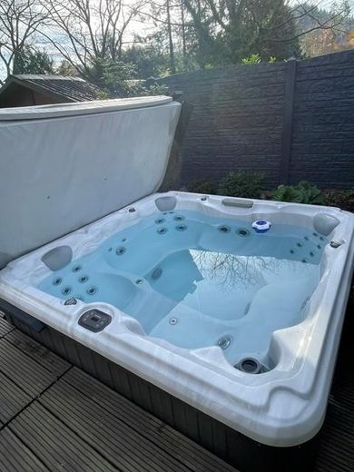 Von Privat an Privat: Außen Understatement – innen exklusiv! – Jacuzzi (Whirlpool)