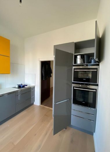 3-Zimmer-Wohnung, Altbau mit Balkon und Einbauküche in Frankfurt am Main – Küche