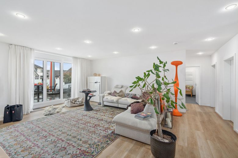 4-Zimmerwohnung in Traumlage mit Kachelofen, Balkon, Dachterrasse, Gästebad und Garage – Wohnzimmer - eingerichtet