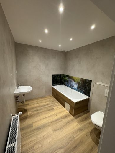 Helle und frisch sanierte 3 Zimmer Wohnung – Badezimmer