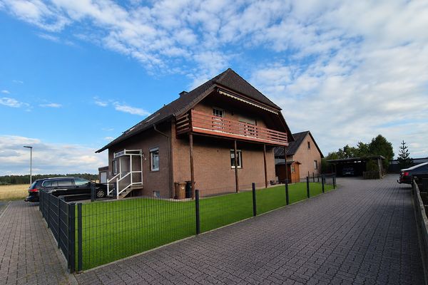 Großzügiges Zweifamilienhaus in ruhiger Feldrandlage mit Sommergarten, Balkon, Terrasse & Garage