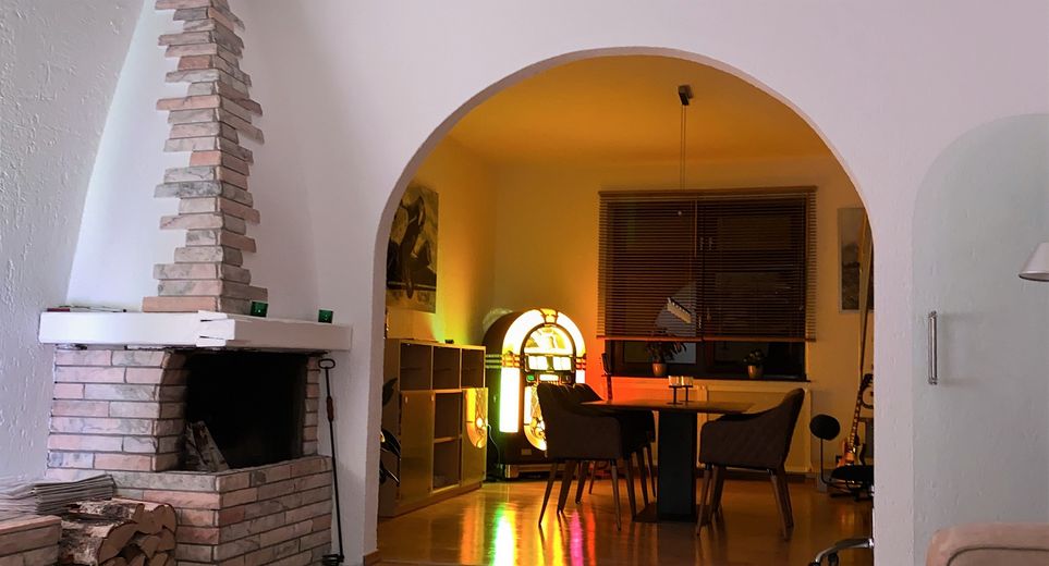 Wohnen und Arbeiten: Stilvolles Mehrfamilien- und Geschäftshaus mit großem Garten. – 1. OG Blick in das Esszimmer
