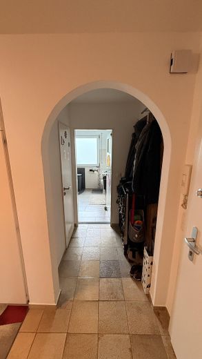 Klimatisiertes Raumwunder: Renovierte 4-Zimmer-Wohnung mit 2 Balkonen & 2 Garagen – Flur-Bad-WC