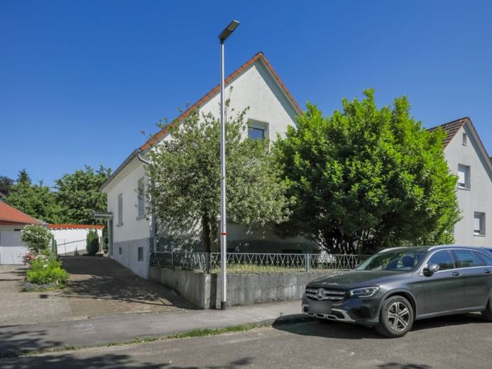 Charmante eengezinswoning met grote tuin, garage en veel potentieel voor uw woonideeën! – Foto 1