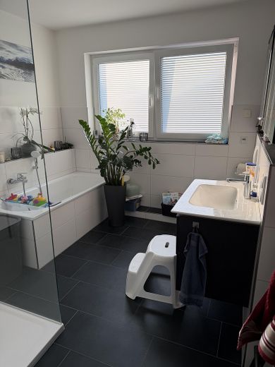 Wohnen mit Charakter: 3,5-Zimmer-Wohnung in Bochum-Wattenscheid, direkt am Stadtgarten – Hauptbad