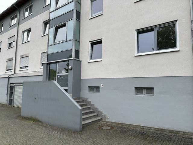 Modernized 3-room ground-floor apartment with garden, terrace and two parking spaces – Eingang Außen Ansicht