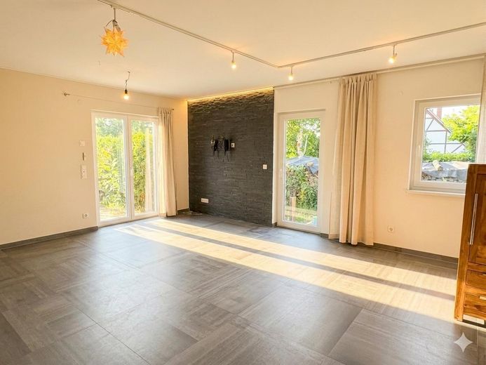 großes individuell erbautes Einfamilienhaus mit Einliegerwohnung in Pausndorf-Solar & Wärmepumpe – offener Wohn-Küchenbereich