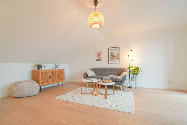 Apartamento modernizado de 2 habitaciones con balcón y plaza de garaje subterráneo en el centro de Lilienthal