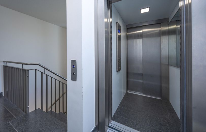 Moderne und neuwertige 4-Zimmer-Wohnung in Gronsdorf – Aufzug