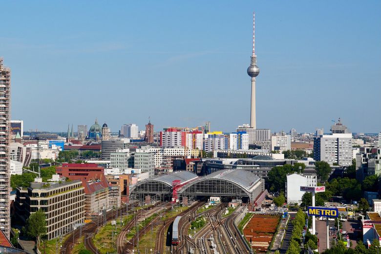 Möblierter 4-Raum nähe Ostkreuz mit großer Terrasse [Untervermietung] – TV tower
