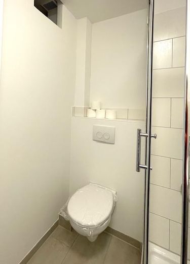 WC neben der Duschkabine