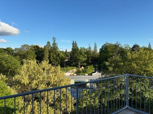 Ekskluzywne, jasne 2 1/2-pokojowe mieszkanie na poddaszu w centrum miasta Aschaffenburg z balkonem - blisko Menu – Ausblick Balkon