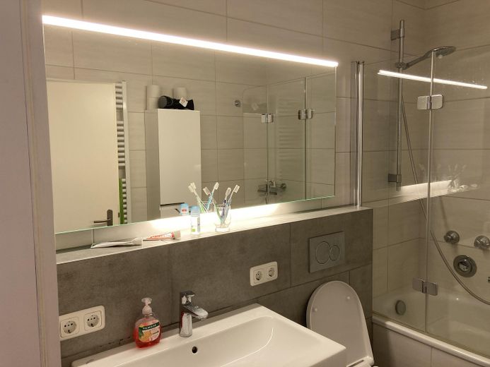 Mükemmel konumda 3,5 odalı Quadro ev! Çok aydınlık hobi odası! – Badezimmer