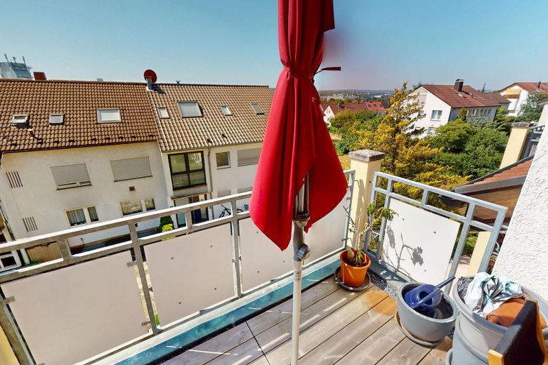 Porsche praktisch vor der Haustür: 3-Zimmer Wohnung mit zwei Balkonen und Tiefgaragenstellplatz – Balkon
