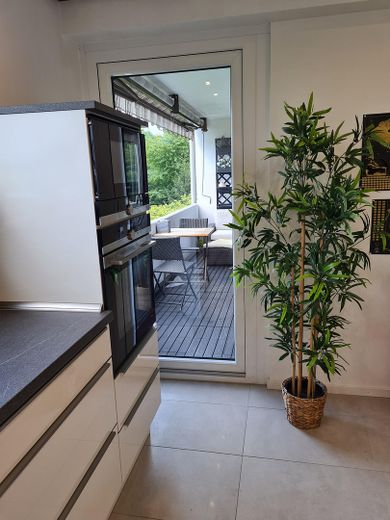 Modern renovated 3.5-room apartment with balcony, garage & fitted kitchen | Owner-occupiers or approx. 6% yield – Küche / Balkon
