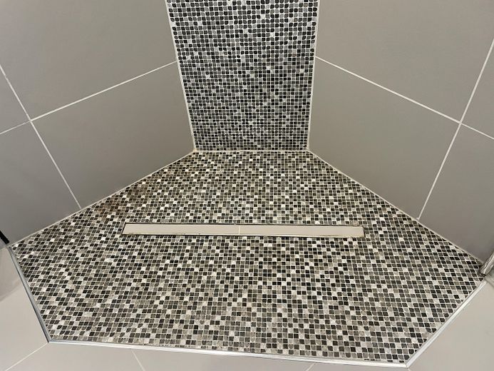 Für 2 Personen: 2 SZ, 2 Bäder – ab 50 €/Tag bei mind. 1 Monat – gr. Dusche