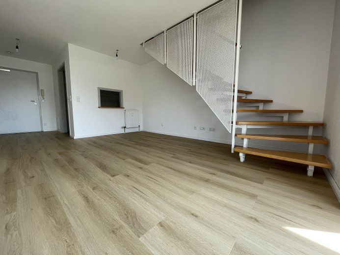 Güneybatı balkonlu, aydınlık ve yeni tadilat görmüş dubleks daire; sakin konumda – Wohnzimmer 2