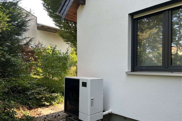Casa unifamiliare rappresentativa, riqualificata energeticamente, con appartamento indipendente, a pochi passi dall’Università di Gießen!