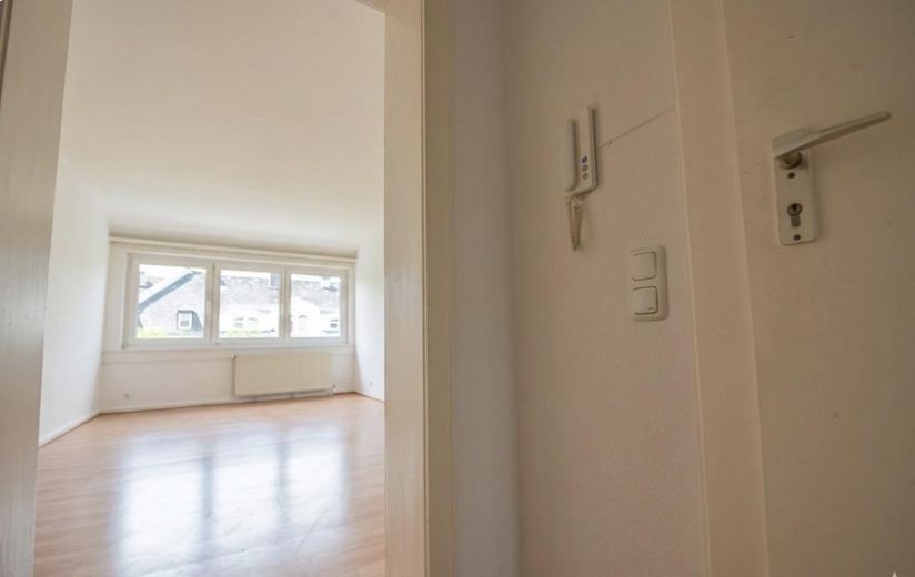 Exklusive 3-Zimmer-DG-Wohnung mit Einbauküche in Wiesbaden – Foto 4