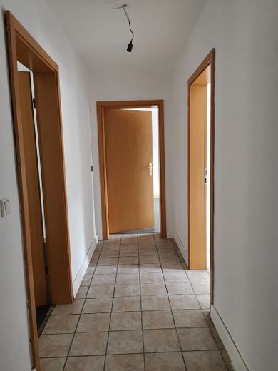 Edificio residencial con 4 unidades de vivienda, amplia parcela ajardinada y de patio, así como edificio comercial independiente – Flur
