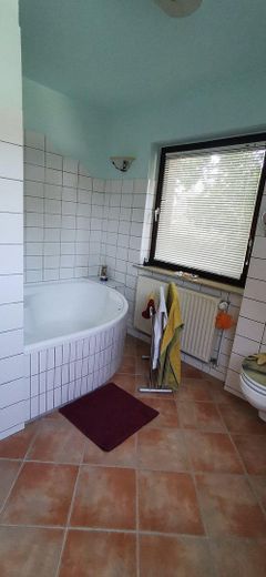 ... mit Eckbadewanne