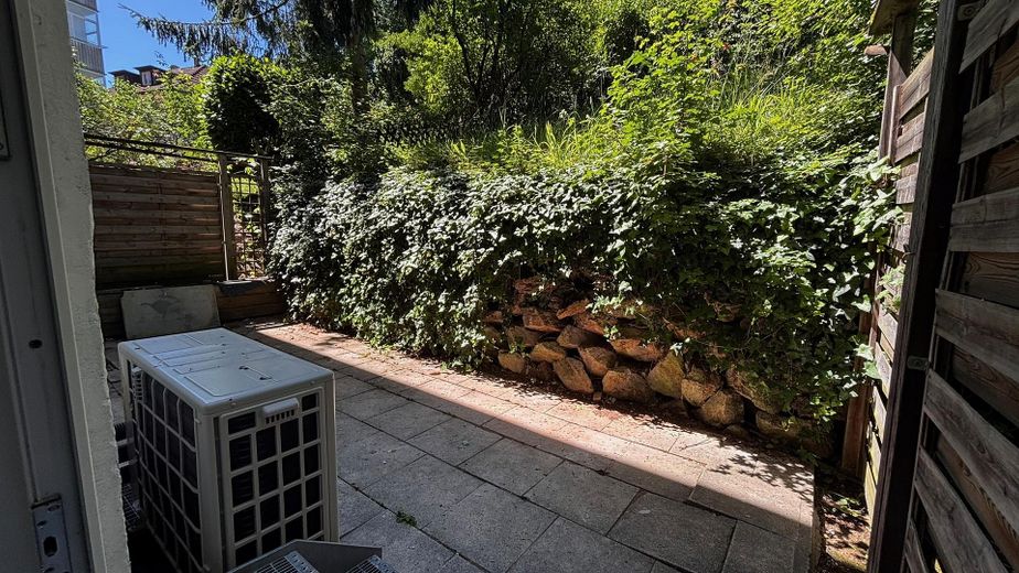 Stilvoll modernisierte Stadt-Oase mit Terrassenzugang, Gartenmitbenutzung und Klimaanlage – Terrasse