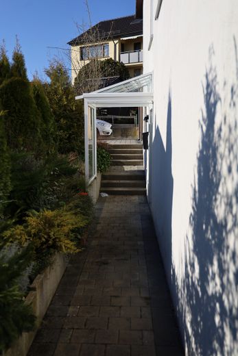 Sanierte 2.5-Zi-Wohnung mit Einbauküche, Terrasse, Garten + Gartenhütte in Waldstetten – separater Eingang & Haustüre