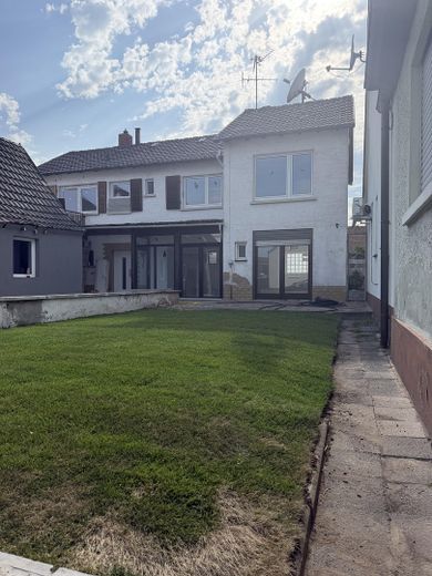 Kernsaniertes, Haus inklusive zweier Stellplätze und Garten – Foto 2