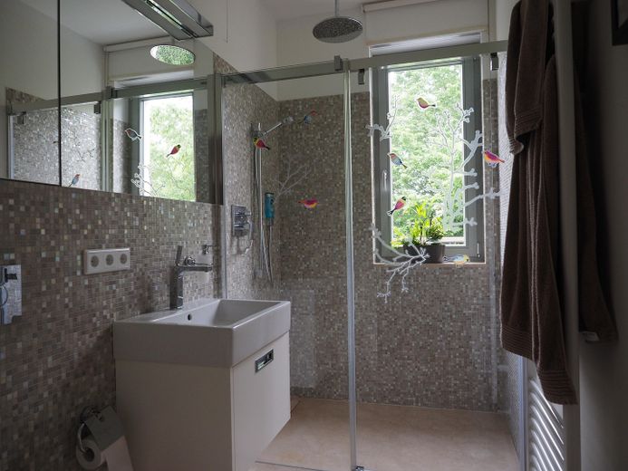 Ático en una amplia zona verde – Duschbad mit WC