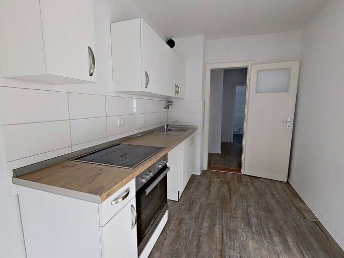 Helle 3-Zimmer-Wohnung mit BALKON, EBK & TAGESLICHTBAD – Ansicht II: Küche
