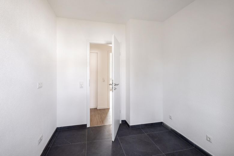 Erstbezug nach Kernsanierung: Helle 3-Zimmer-Wohnung in Mehrfamilienhaus (2.OG) – Küche 