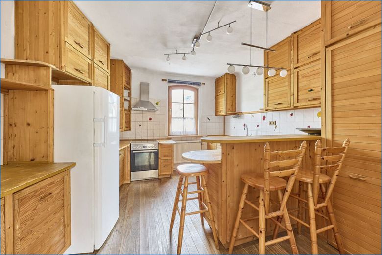 ** Reparaturbedürftiges freistehendes Einfamilienhaus **  in Haus-/Hofbauweise! – Küche