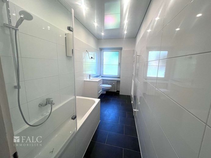 Gepflegte 4-Zimmer-Wohnung mit Balkon und Masterbad in Rüttenscheid – Badezimmer