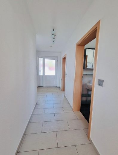 Piso dúplex de 4 habitaciones en propiedad con vistas al lago – Flur mit Zimmer 1 & Bad