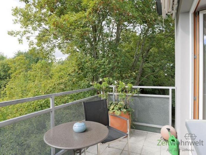 (EF0945_M) Weimar: Südstadt, very nice apartment with parquet flooring, two balconies and service in a quiet, green residential area – Foto 1