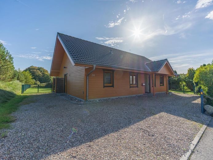 Traumhaftes Holzhaus mit Sauna, großer Terrasse auf 931 m² Eckgrundstück nahe St. Peter-Ording – Straßenansicht