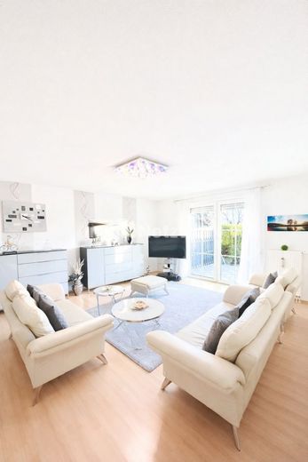 *Liebenswertes Reihenmittelhaus in Helmbrechts - Ihr neues Zuhause mit Weitblick* – Wohnzimmer Ansicht 2