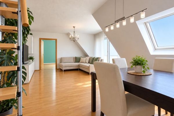 Mansarda dal fascino unico: appartamento di 2 locali con balcone e sottotetto ampliato di circa 15 m² in posizione vantaggiosa