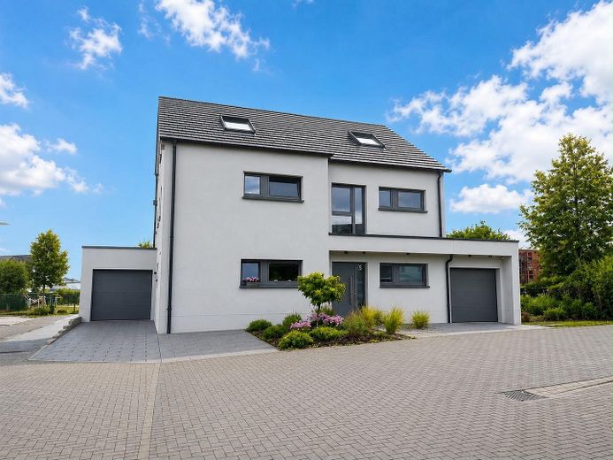 Moderna porzione di bifamiliare di alta qualità con giardino a Sinzig-Franken – Gesamtansicht