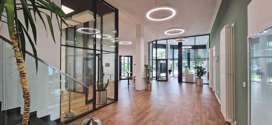 Moderne Co-Working Arbeitsplätze | Hürth-Gleuel nahe Autobahnkreuz Köln – Foyer 2